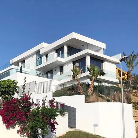 Stunning In With Amazing Views, Pool And Large Gym Villa