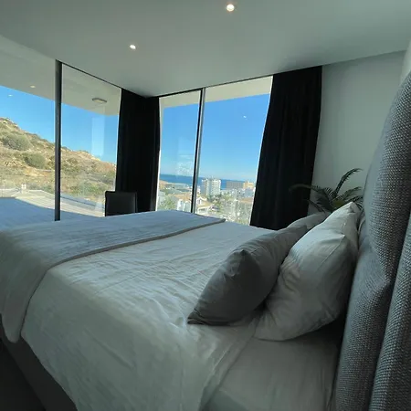 Stunning In With Amazing Views, Pool And Large Gym Villa