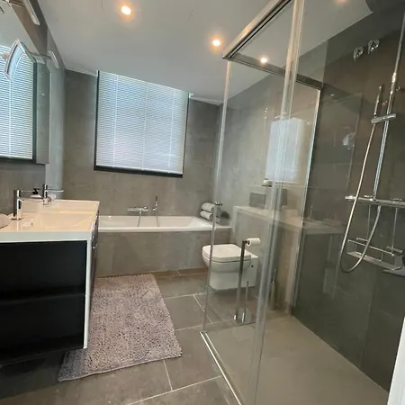 Stunning In With Amazing Views, Pool And Large Gym *
