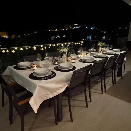 Stunning In With Amazing Views, Pool And Large Gym