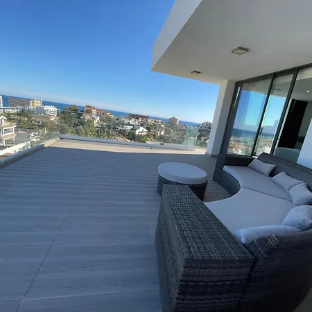 Stunning In With Amazing Views, Pool And Large Gym Villa