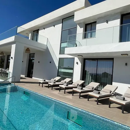 Villa Stunning In With Amazing Views, Pool And Large Gym