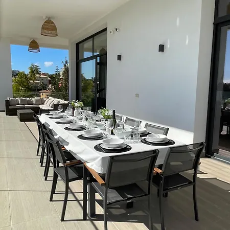 Stunning In With Amazing Views, Pool And Large Gym *