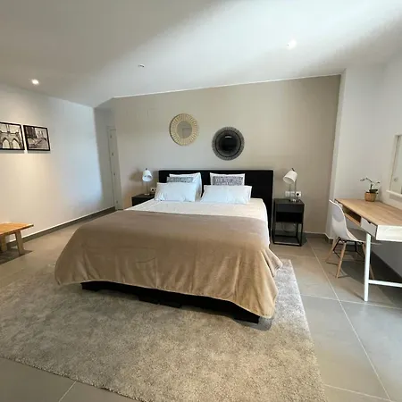 Stunning In With Amazing Views, Pool And Large Gym *