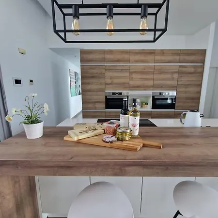 Stunning In With Amazing Views, Pool And Large Gym Villa *