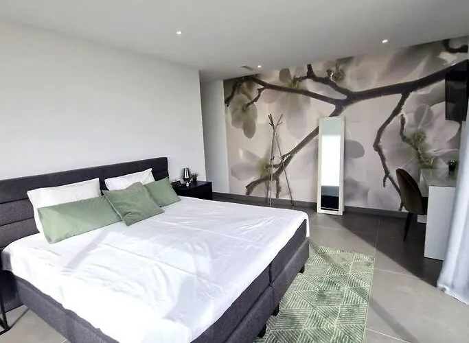 Stunning In With Amazing Views, Pool And Large Gym *