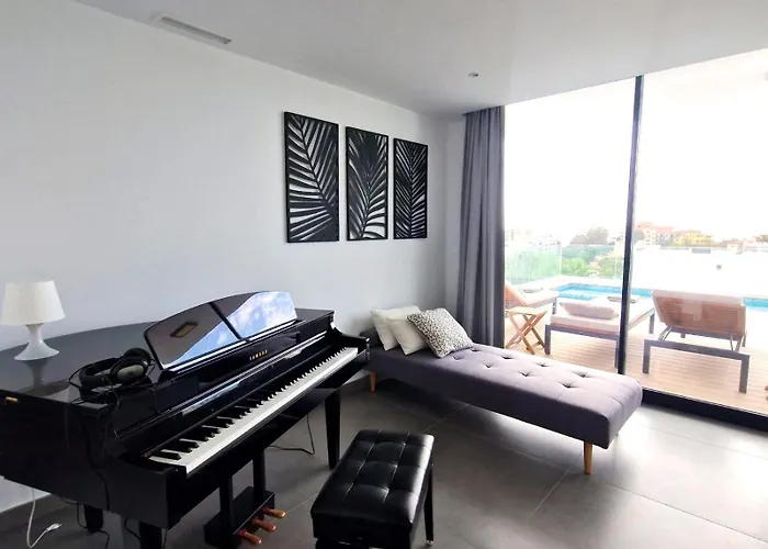Stunning In With Amazing Views, Pool And Large Gym