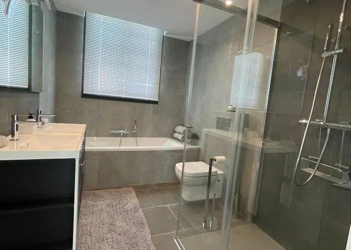 Stunning In With Amazing Views, Pool And Large Gym *
