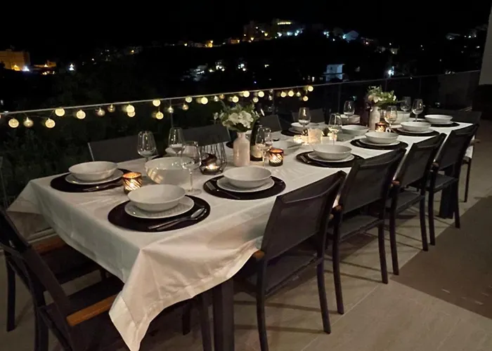 Stunning In With Amazing Views, Pool And Large Gym