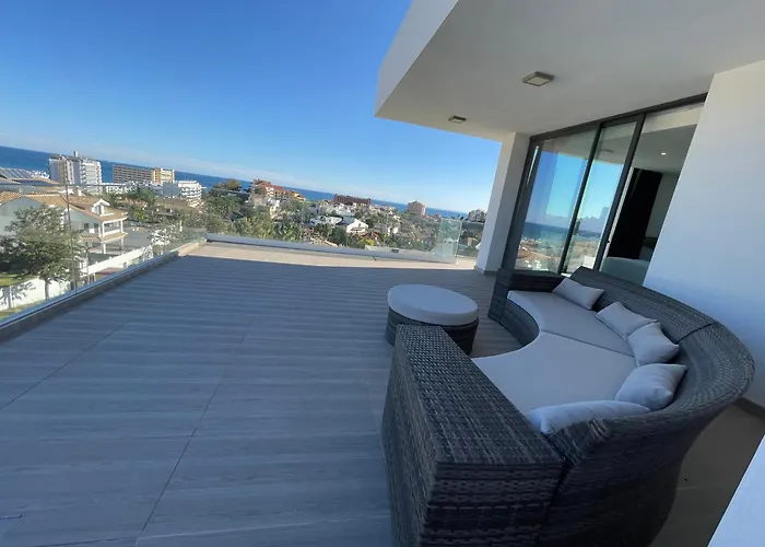 Stunning In With Amazing Views, Pool And Large Gym Villa