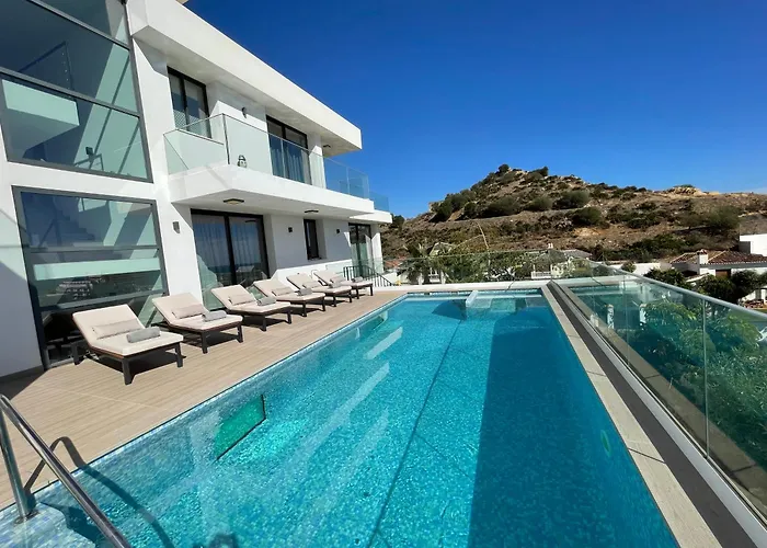 Stunning In With Amazing Views, Pool And Large Gym Villa *