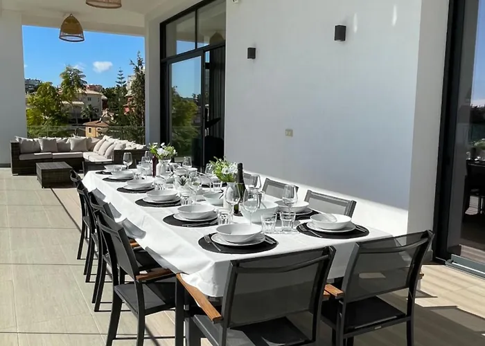 Stunning In With Amazing Views, Pool And Large Gym *