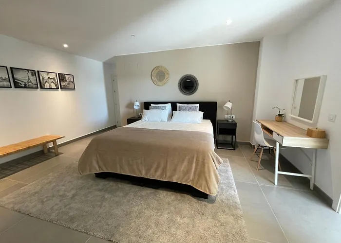 Stunning In With Amazing Views, Pool And Large Gym *