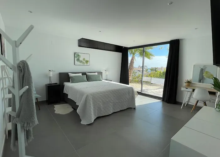 Stunning In With Amazing Views, Pool And Large Gym