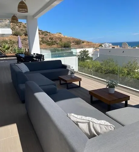 Stunning In With Amazing Views, Pool And Large Gym