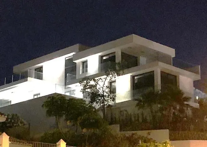 Villa Stunning In With Amazing Views, Pool And Large Gym