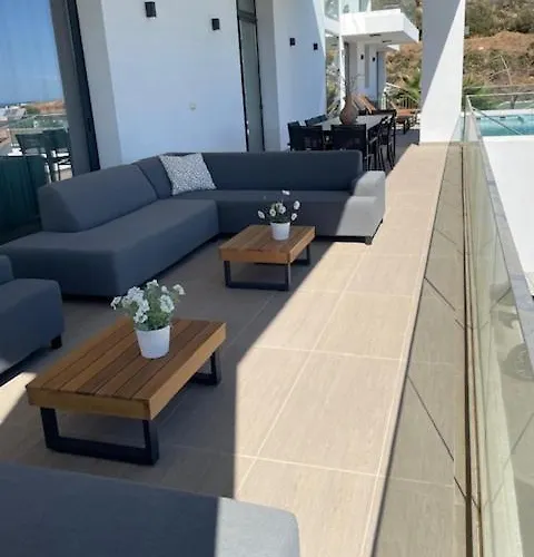 Stunning In With Amazing Views, Pool And Large Gym Villa *