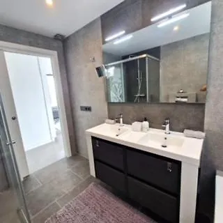 Stunning In With Amazing Views, Pool And Large Gym Villa *