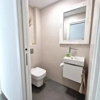 Stunning In With Amazing Views, Pool And Large Gym